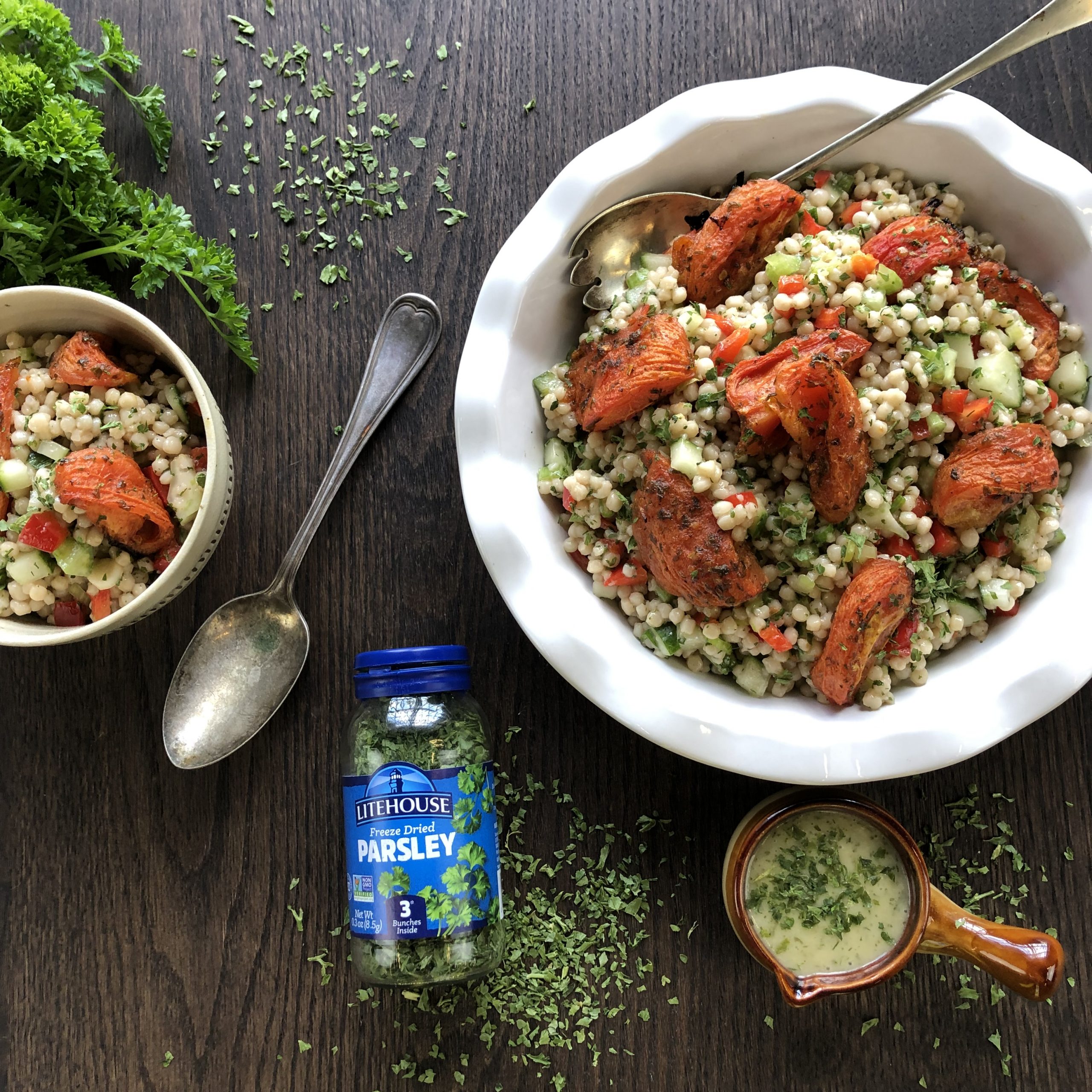 Salade de couscous israélien au persil, tomates confites et
