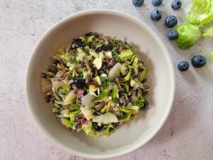 Salade de riz sauvage aux choux de Bruxelles et bleuets